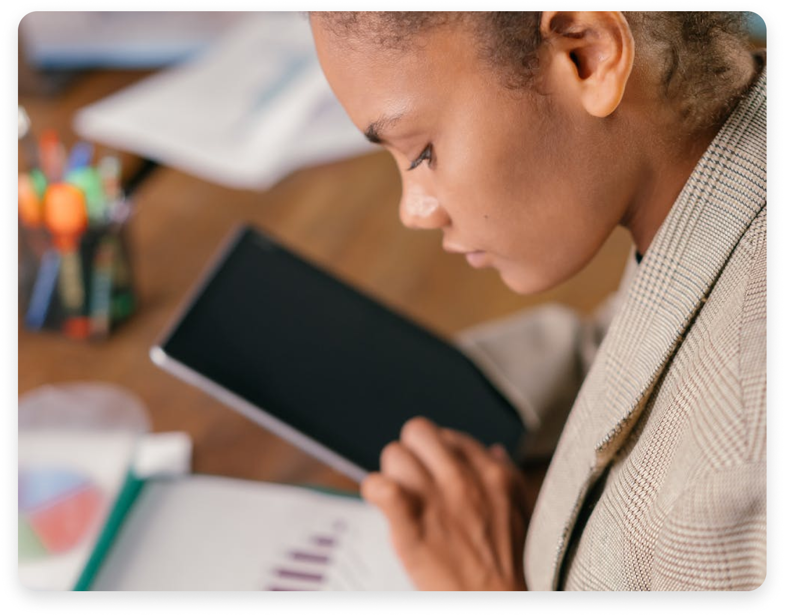 A staff is preparing report for her team